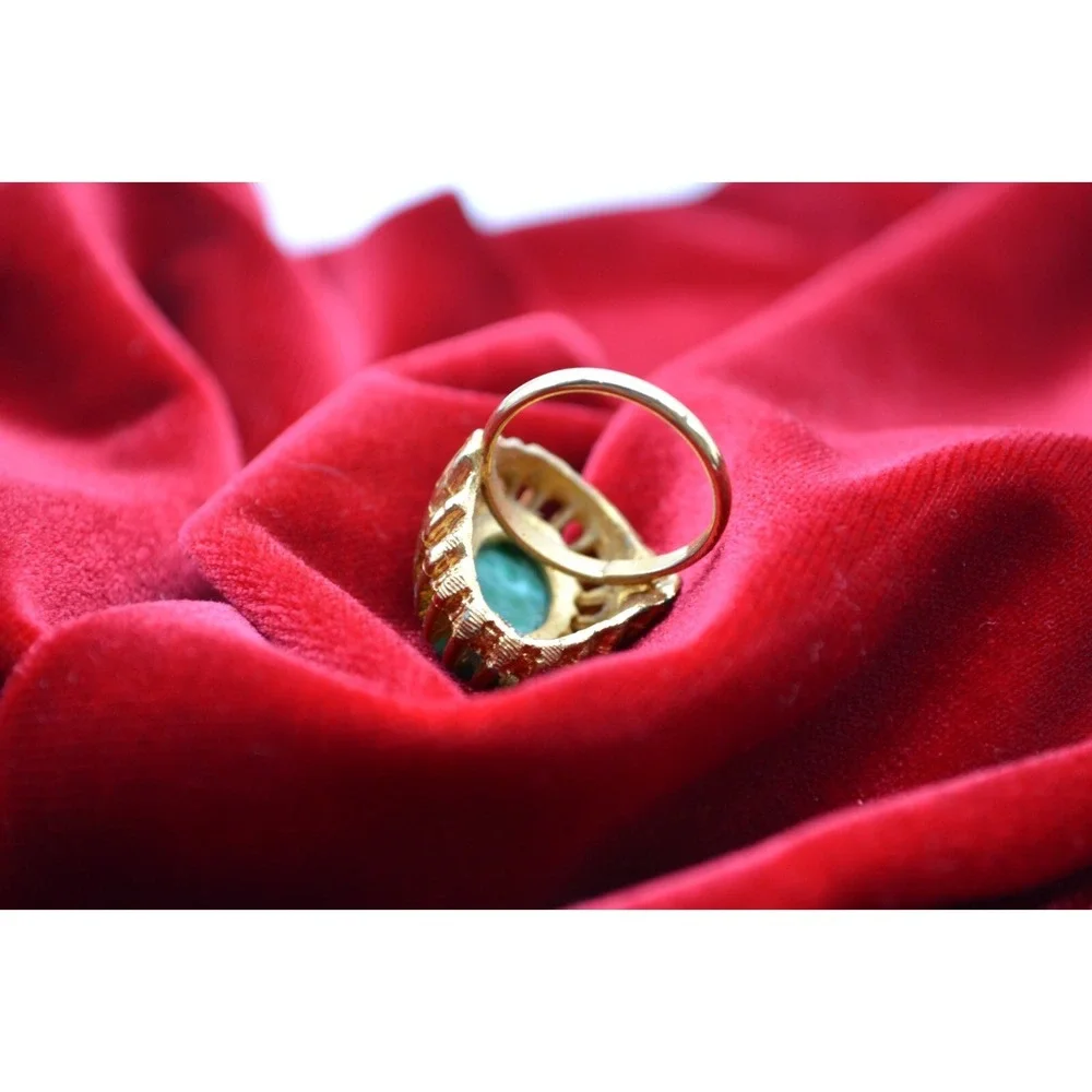 Gorgeous green stone gold tone ring costume jewelry fits size 6‎